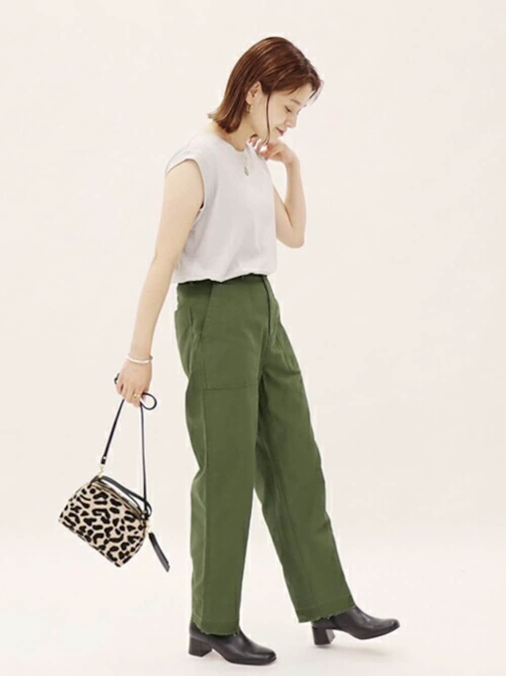 グリーン系のその他パンツ、グレー系のTシャツ/カットソー、ブラック系のショルダーバッグを着用したレディースの夏コーディネートの1枚目の写真