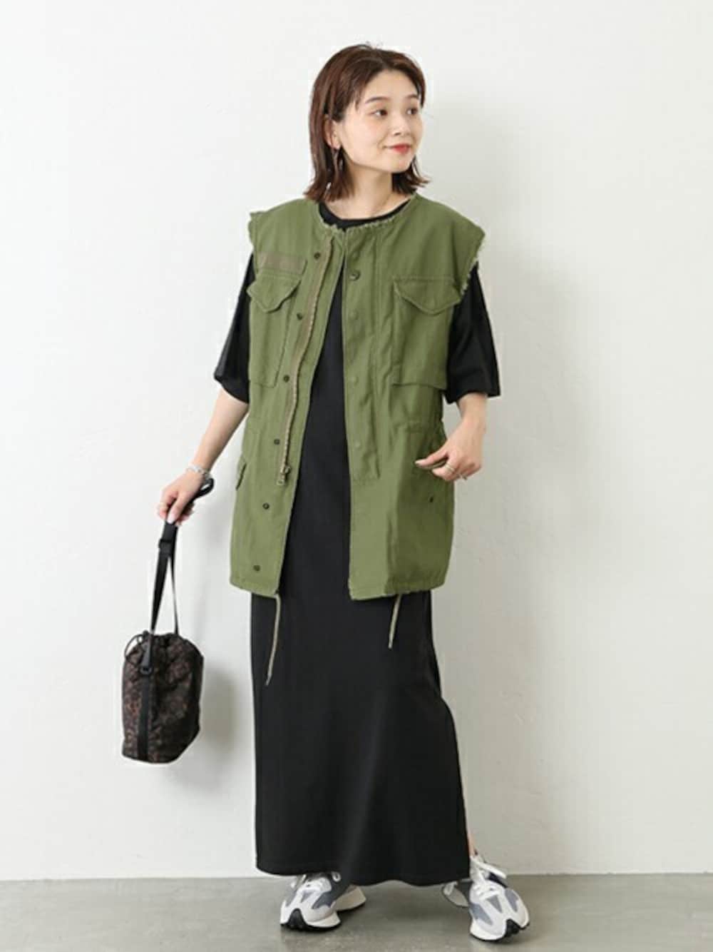 グリーン系のその他アウター、ベージュ系のショルダーバッグを着用したレディースの夏コーディネートの1枚目の写真