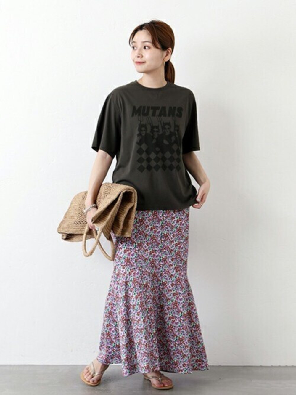 ブラック系のTシャツ/カットソー、パープル系のスカート、ゴールド系のサンダルを着用したレディースの夏コーディネートの1枚目の写真