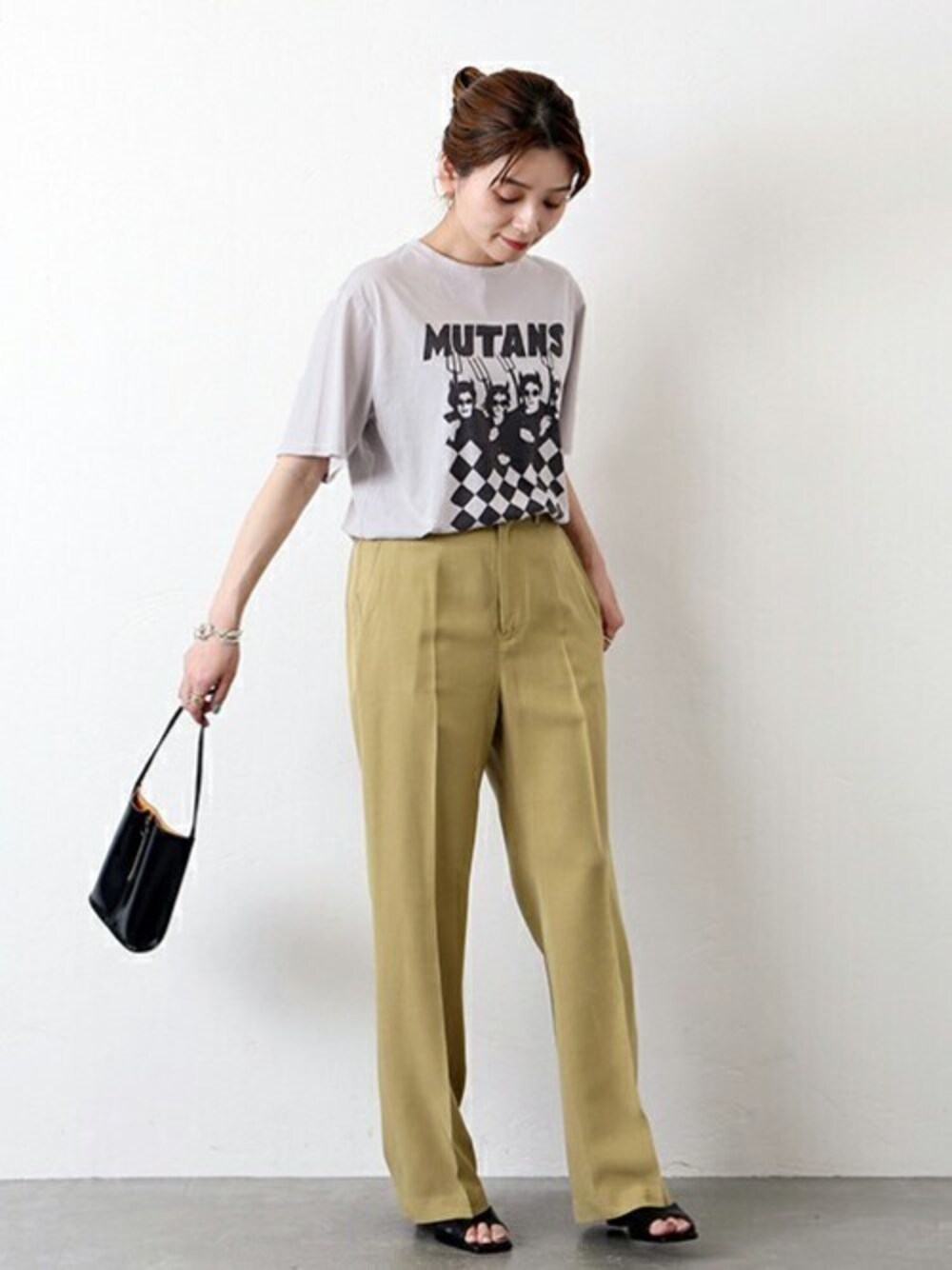 グレー系のTシャツ/カットソー、ベージュ系のその他パンツ、ブラック系のサンダルを着用したレディースの夏コーディネートの1枚目の写真