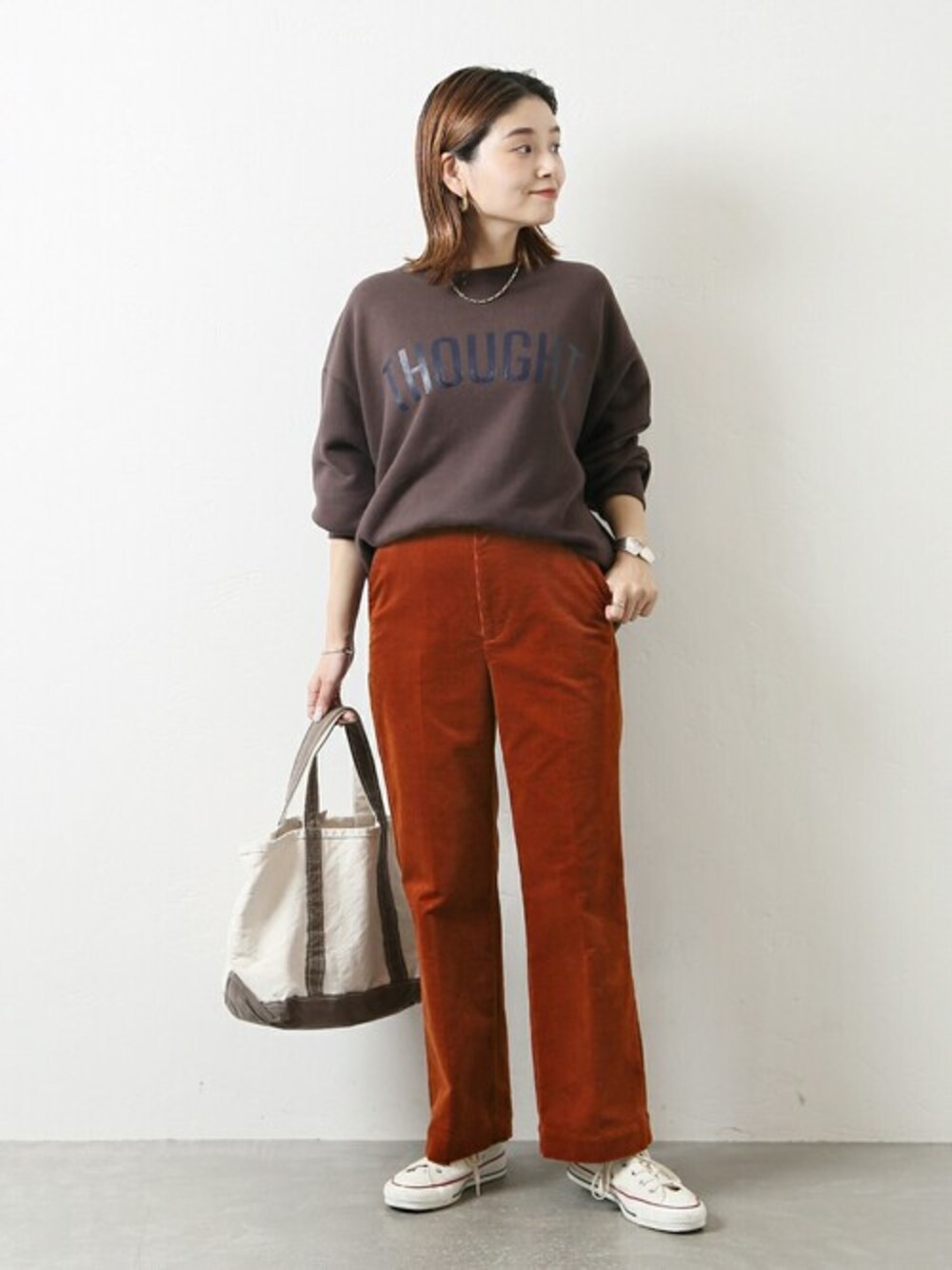 ブラウン系のその他パンツ、ブラウン系のスウェット、ホワイト系のその他シューズを着用したレディースの秋コーディネートの1枚目の写真