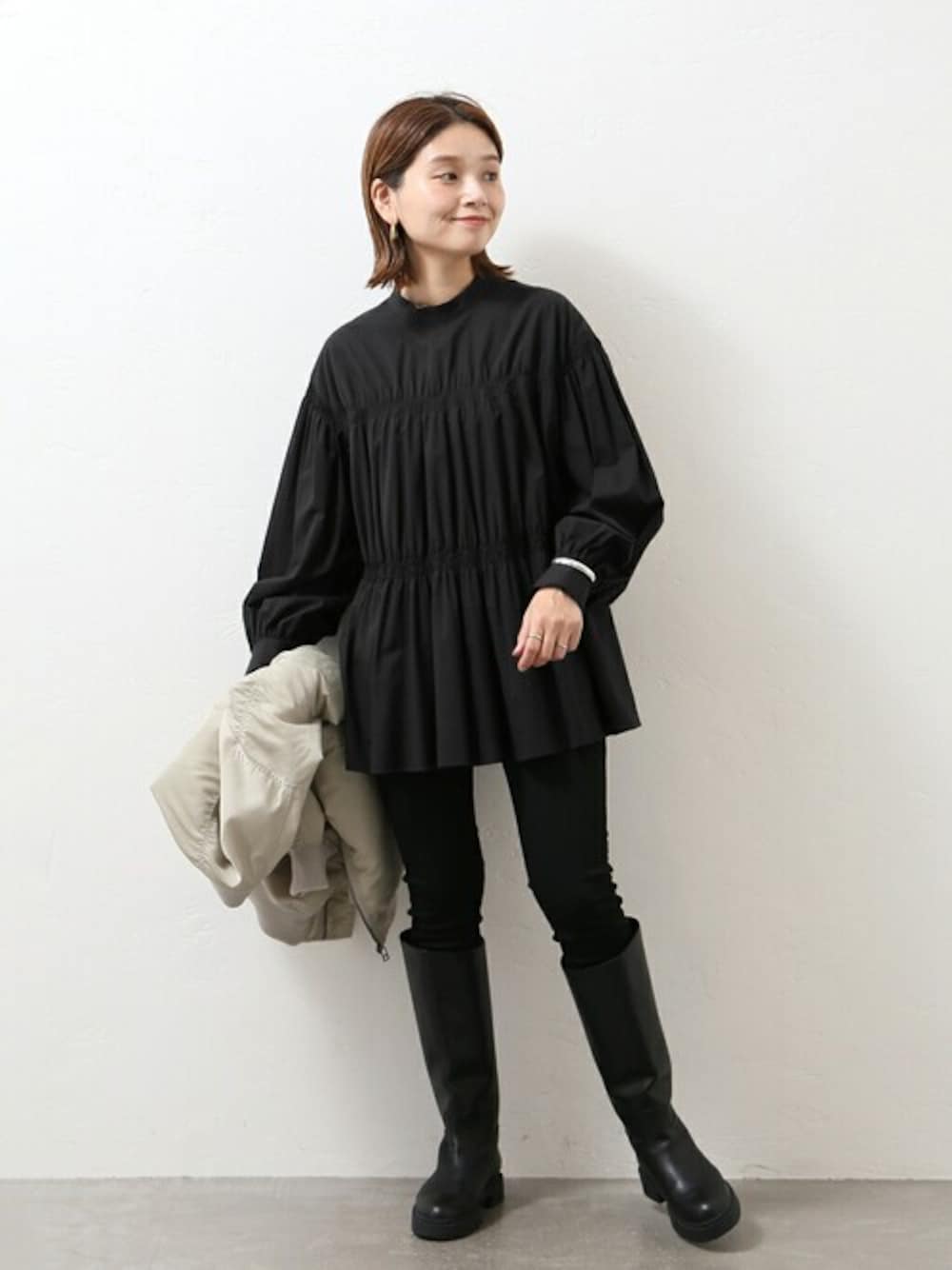 ブラック系のTシャツ/カットソー、ブラック系のデニムパンツを着用したレディースの冬コーディネートの1枚目の写真