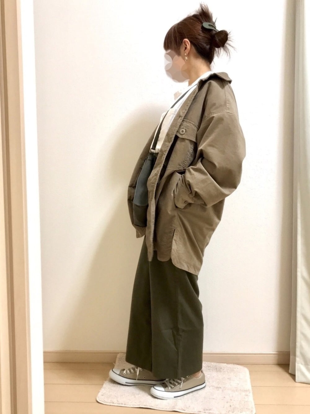 「大人カジュアル、くすみカラー、ベージュ、コーデュロイ、CPOジャケット、オーバーサイズ、カーキ、サコッシュ、スニーカー、低身長」｜「niko and...の【小松菜奈さん着用アイテム】アヤコーデキルト裏シャツジャケット（その他アウター、ブラウン系）」を使った、まりも☺︎︎𓇼𓆡𓆉さん（レディース・156cm）の秋コーディネートの1枚目の写真