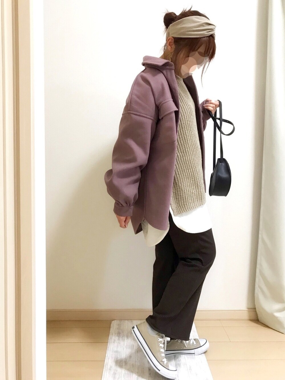 「大人カジュアル、秋コーデ、ヘアバンド、レイヤード、ニットベスト、CPOシャツ、らくちん、ラフコーデ、イージーパンツ、低身長」｜「CREAM-DOTのアイテム（ヘアバンド、ベージュ系）」を使った、まりも☺︎︎𓇼𓆡𓆉さん（レディース・156cm）の秋コーディネートの1枚目の写真