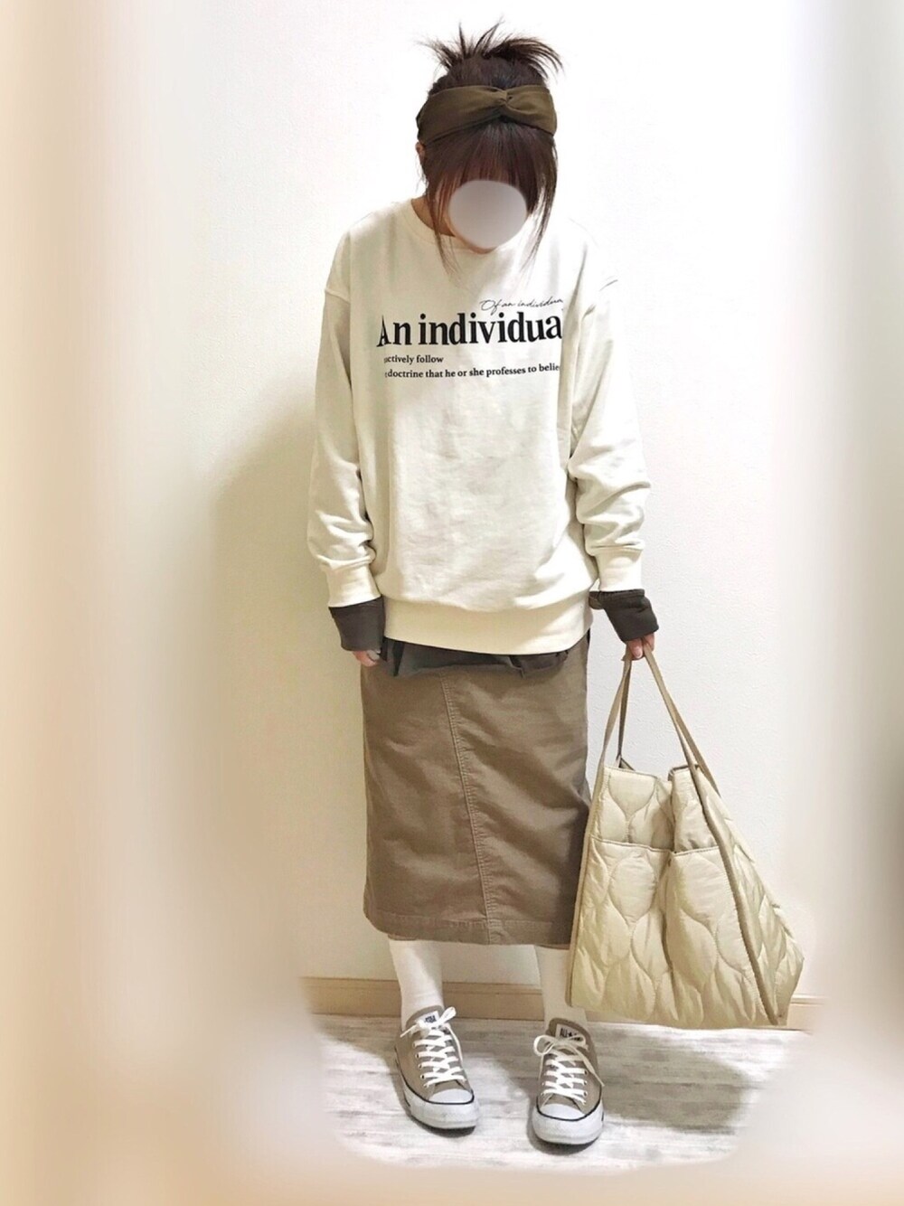 「アイボリー、ホワイト、ホワイトコーデ、ベージュコーデ、ロゴスウェット、レイヤードスタイル、レイヤード、タイトスカート、スニーカーコーデ、キルティング」｜「DISCOATの【前後2WAY】ロゴプリントスウェット（Tシャツ/カットソー、ホワイト系）」を使った、まりも☺︎︎𓇼𓆡𓆉さん（レディース・156cm）の冬コーディネートの1枚目の写真