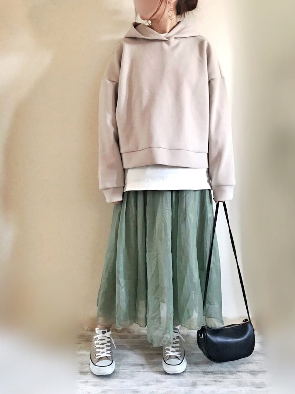「パーカー、パーカーコーデ、パーカー×スカート、レイヤード、レイヤードスタイル、スニーカーコーデ、スニーカー女子、コンバース オールスター、シアー、シアースカート」｜「GUのアイテム（パーカー、ベージュ系）」を使った、まりも☺︎︎𓇼𓆡𓆉さん（レディース・156cm）の冬コーディネートの1枚目の写真
