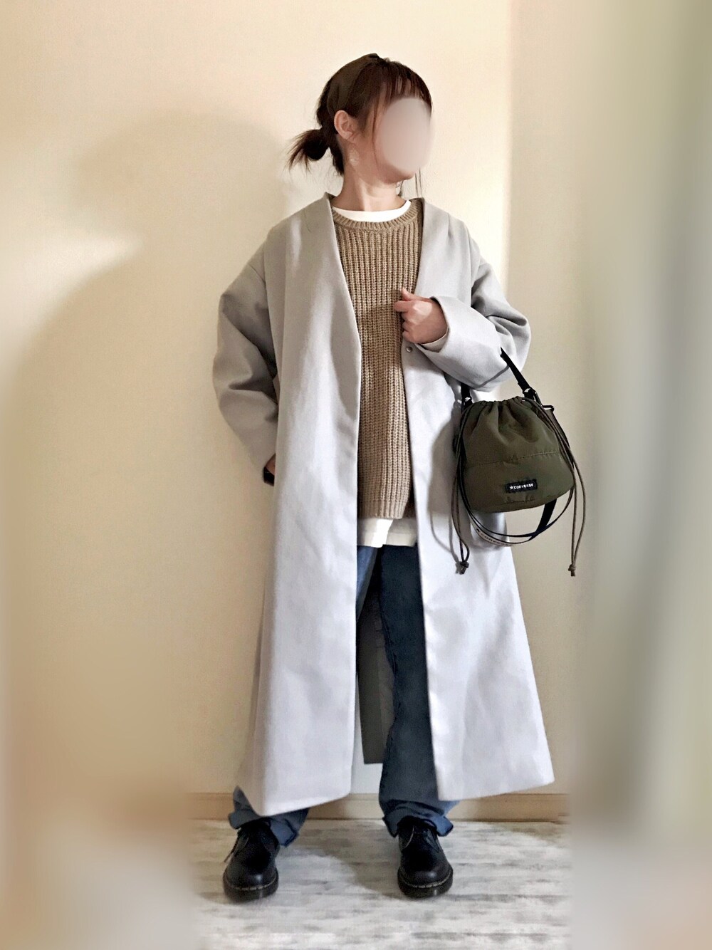 「ジーンズ、ゆるコーデ、ゆるパンツ、テーパードデニム、ニットベスト、レイヤード、レイヤードスタイル、ノーカラーコート、巾着バッグ、マーチン」｜「Aunt Marie'sのノーカラーメルトンコート / Aunt Marie's（ノーカラーコート、グレー系）」を使った、まりも☺︎︎𓇼𓆡𓆉さん（レディース・156cm）の春コーディネートの1枚目の写真