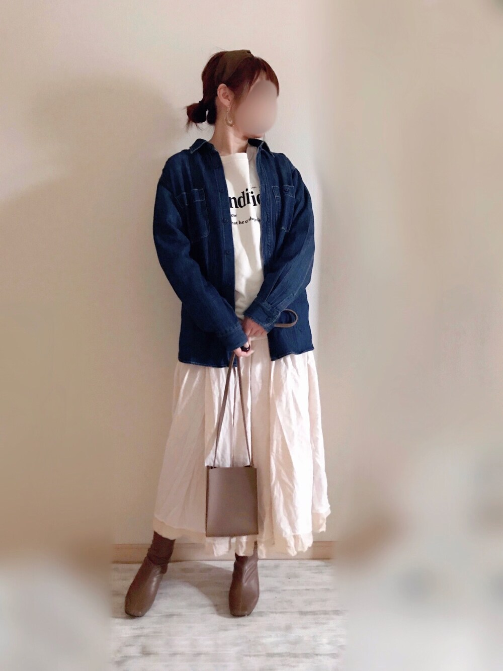 「デニム、デニムシャツ、デニムジャケット、デニムコーデ、スウェットコーデ、ホワイトコーデ、白スウェット、フレアスカート、スクエアトゥ、スクエアトゥブーツ」｜「UNIQLOのアイテム（シャツ/ブラウス、ブルー系）」を使った、まりも☺︎︎𓇼𓆡𓆉さん（レディース・156cm）の春コーディネートの1枚目の写真