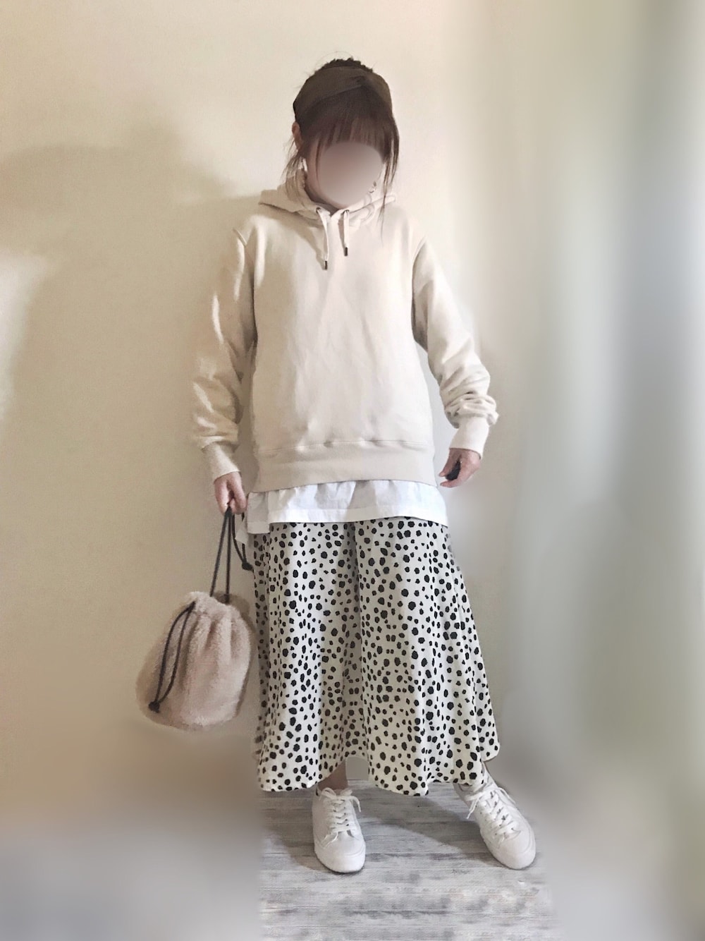 「パーカー、パーカーコーデ、白パーカー、白スニーカー、ダルメシアン柄、ダルメシアン、レオパード柄、レオパード、フレアスカート、ダルメシアン柄スカート」｜「UNIQLOのスウェットプルパーカ（長袖）（パーカー、ホワイト系）」を使った、まりも☺︎︎𓇼𓆡𓆉さん（レディース・156cm）の春コーディネートの1枚目の写真