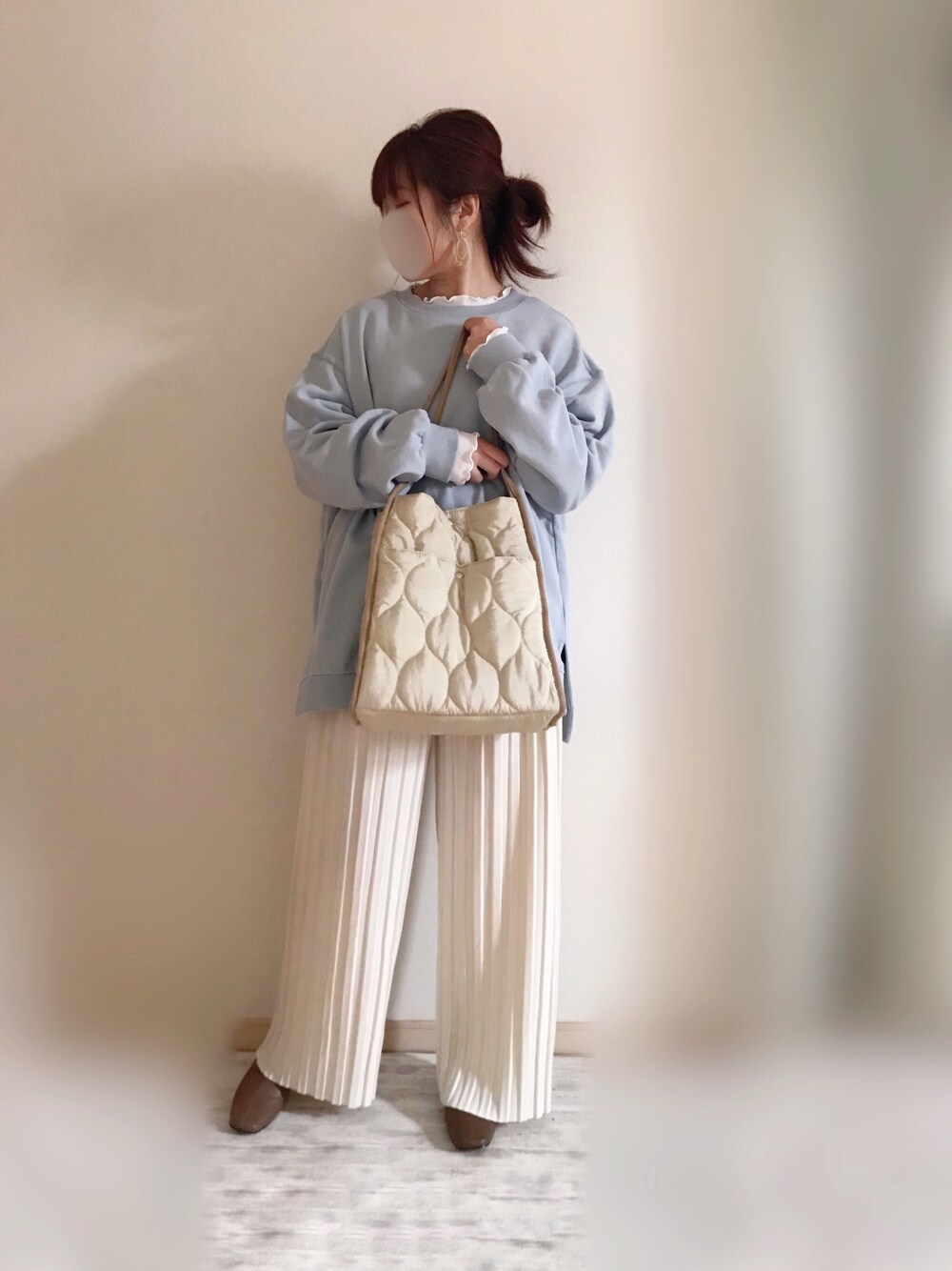 「スウェットコーデ、スカイブルー、くすみブルー、春コーデ、春めきシューズ、ネックレイヤード、プリーツパンツ、ストライプパンツ、キルティングバッグ、オトナカジュアル」｜「Samansa Mos2の裏毛パフスリーブチュニック（Tシャツ/カットソー、ブルー系）」を使った、まりも☺︎︎𓇼𓆡𓆉さん（レディース・156cm）の春コーディネートの1枚目の写真