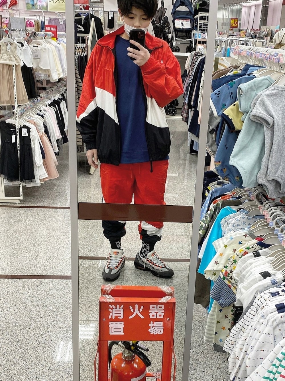 「休日スタイル、今日のコーデ、お洒落さんとつながりたい、黒、スニーカー、ナイキ、ビッグシルエット、AIR MAX、airmax95、OFF-WHITE」｜「NIKEのNIKE / AS M NSW HBR PANT WVN STMT UNIVERSITY RED/WHITE/UNIVERSITY RED（その他パンツ、レッド系）」を使った、りゅうゴンさん（メンズ・170cm）の冬コーディネートの1枚目の写真