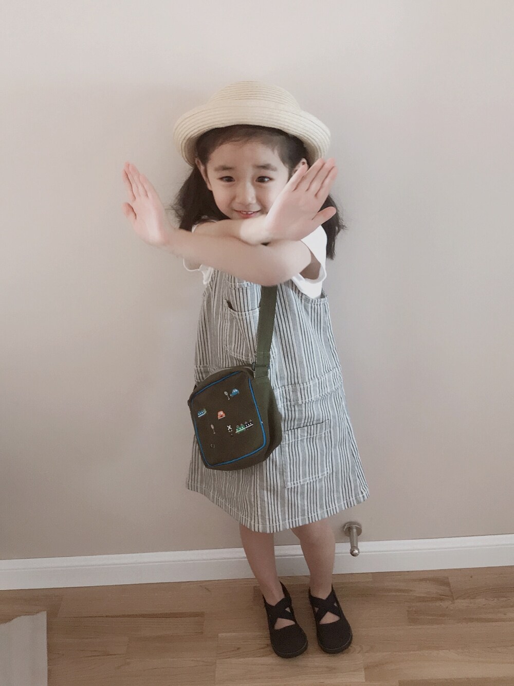 「女の子、kids、ワンピース」｜「Bonpointのアイテム（ワンピース、グレー系）」を使った、角落里的无处不在さん（キッズ・110cm）の冬コーディネートの1枚目の写真
