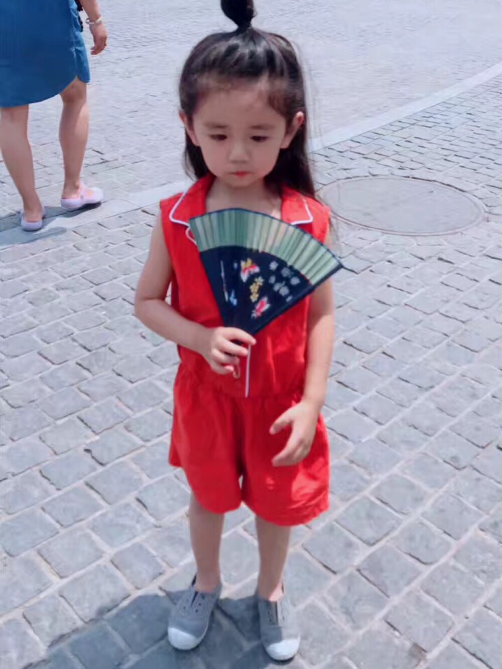 「夏コーデ、女の子」｜「BOBO CHOSESのアイテム（つなぎ/オールインワン、オレンジ系）」を使った、角落里的无处不在さん（キッズ・110cm）の冬コーディネートの1枚目の写真