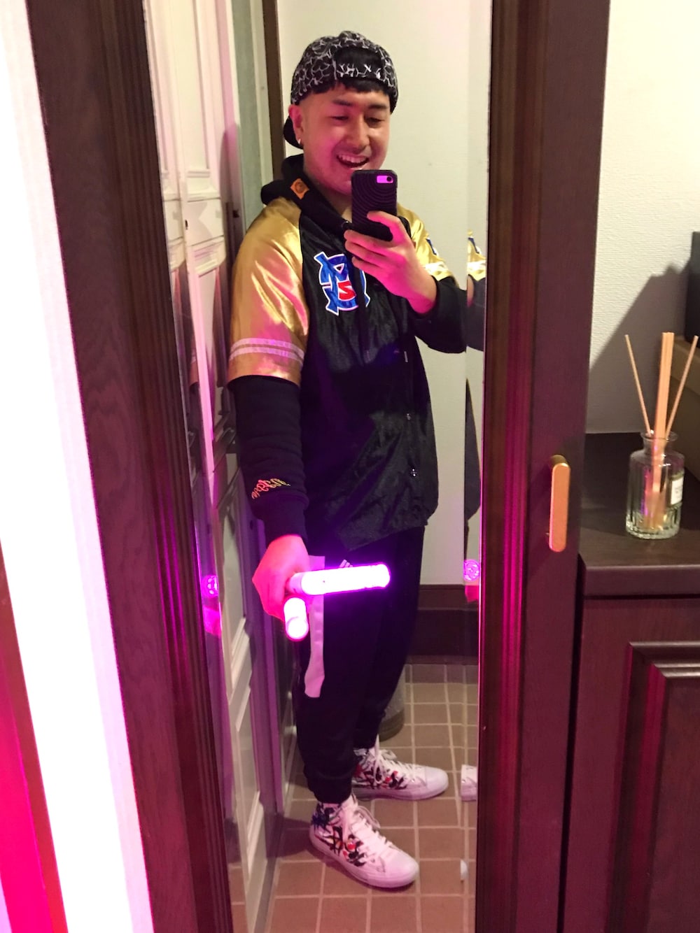 ブラック系のシャツ/ブラウス、ホワイト系のスニーカー、ブラック系のパンツを着用したメンズの冬コーディネートの1枚目の写真