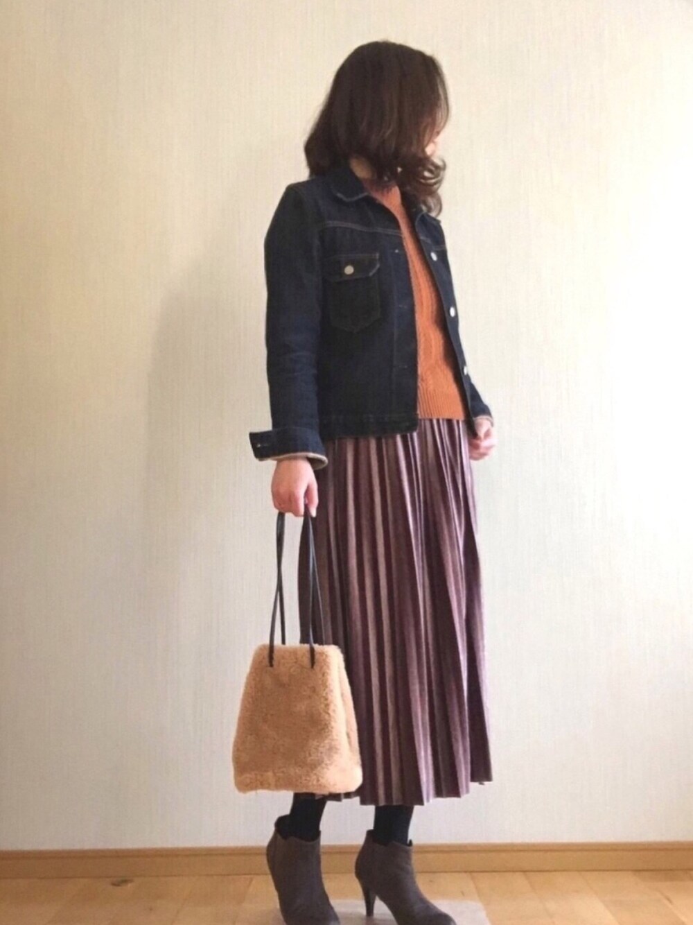 「オトナガーリー、オトナ女子、オトナカジュアル、アラフォー、ママコーデ、プチプラ、プリーツスカート、デニムジャケット、休日コーデ、ファーバッグ」｜「しまむらのアイテム（ブーツ、グレー系）」を使った、YoYuYuUさん（レディース・165cm）の冬コーディネートの1枚目の写真