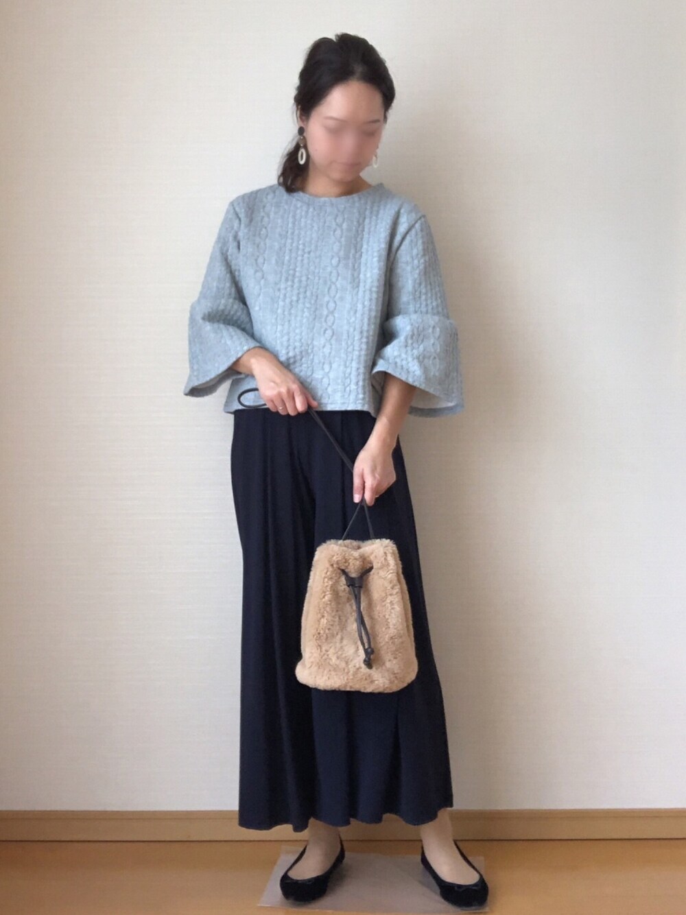 「秋コーデ、ボリューム袖、ワイドパンツ、ファーバッグ、アラフォー、ママコーデ、大人カジュアル、オトナ女子」｜「meirireのアイテム（イヤリング、その他）」を使った、YoYuYuUさん（レディース・165cm）の秋コーディネートの1枚目の写真