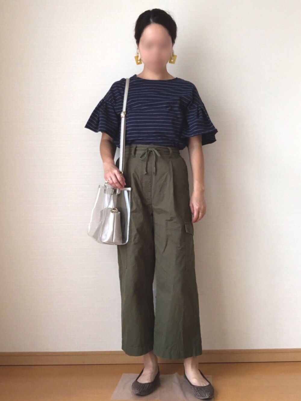 「大人カジュアル、オトナ女子、大人コーデ、カーキパンツ、クリアバッグ、アラフォー、大ぶりアクセサリー、ハイウエスト」｜「minneのアイテム（イヤリング、イエロー系）」を使った、YoYuYuUさん（レディース・165cm）の秋コーディネートの1枚目の写真