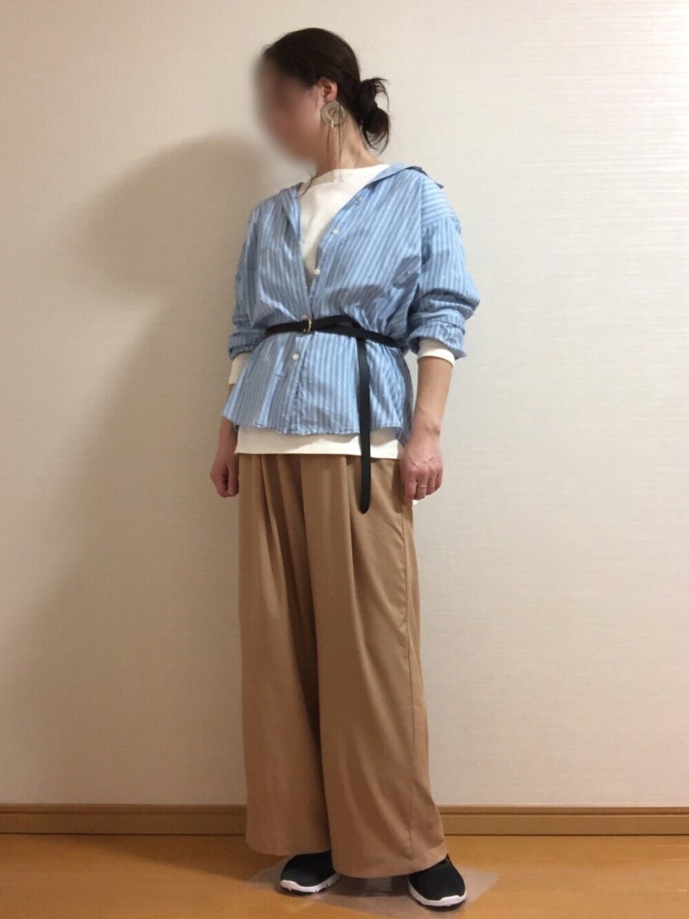 「オトナ女子、大人カジュアル、春コーデ、カジュアル、ウエストマーク、ベルト垂らし、抜き襟、ストライプシャツ、アラフォー、ブラウジング」｜「minneのミンネ作品✨（イヤリング、ベージュ系）」を使った、YoYuYuUさん（レディース・165cm）の春コーディネートの1枚目の写真