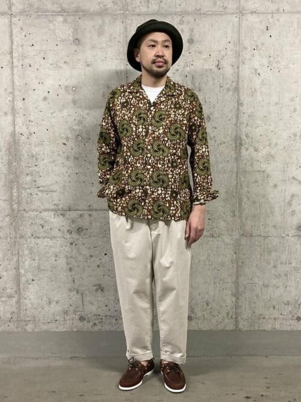 ブラウン系のシャツ/ブラウス、ホワイト系のチノパンツ、グリーン系のハットを着用したメンズの冬コーディネートの1枚目の写真