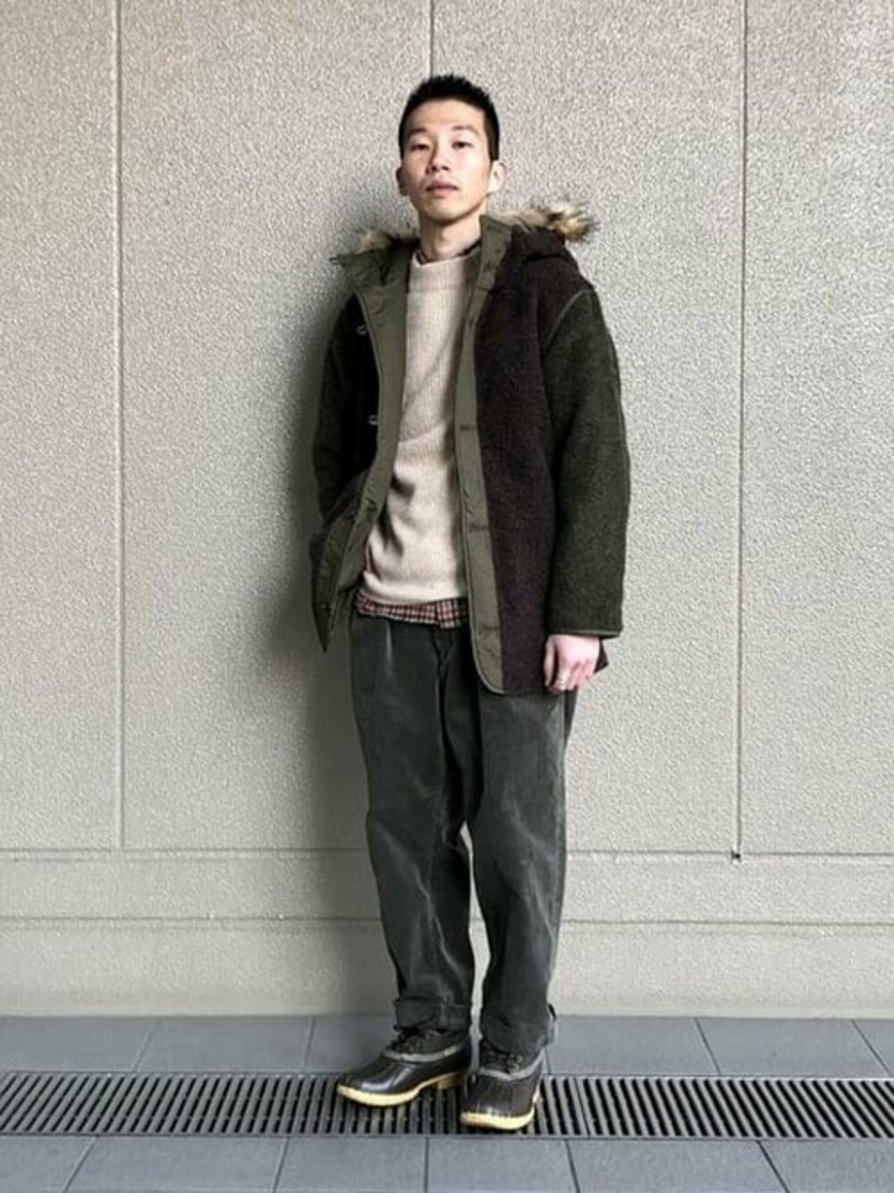 グリーン系のブルゾン、ベージュ系のシャツ/ブラウス、ベージュ系のニット/セーターを着用したメンズの冬コーディネートの1枚目の写真