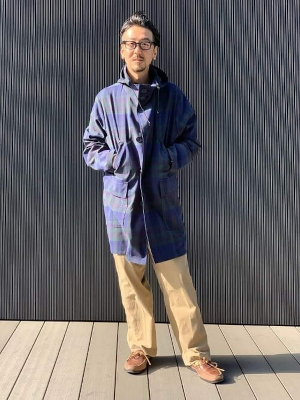 ブルー系のその他アウター、グリーン系のチノパンツを着用したメンズの冬コーディネートの1枚目の写真