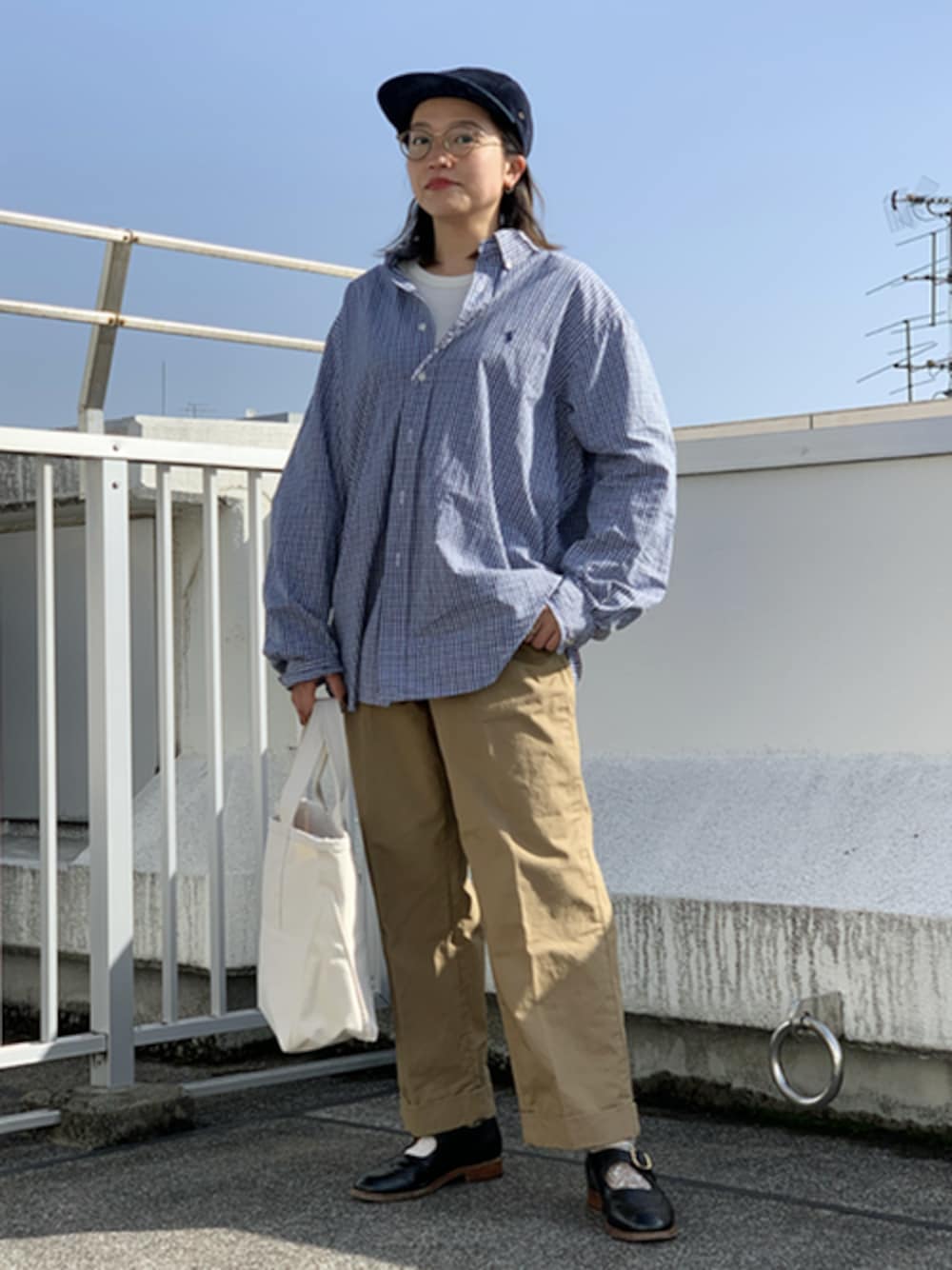 「トートバッグ、アメカジ、チノパン、別注、BEAMS、メンズライク、beams plus、l.l.bean、ビームスプラス、L.L.Beanトート」｜「BEAMS PLUSのBEAMS PLUS / ウエストポイントツイル ワイドトラウザーズ（その他パンツ、グリーン系）」を使った、BEAMS PLUSさん（レディース・158cm）の冬コーディネートの1枚目の写真