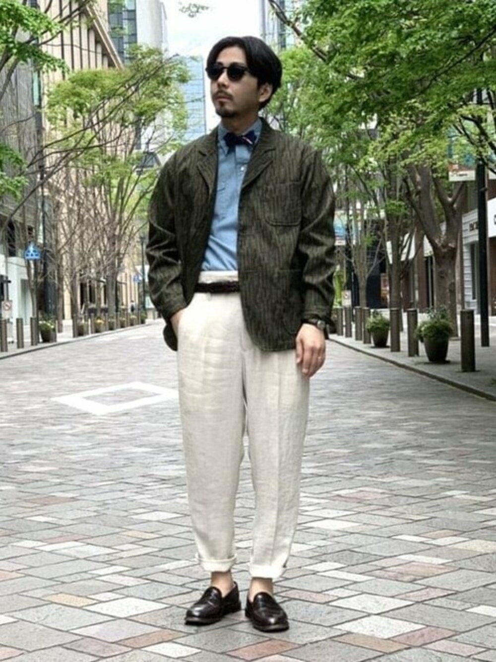 その他のその他アウター、ブルー系のシャツ/ブラウス、ホワイト系のTシャツ/カットソーを着用したメンズの春コーディネートの1枚目の写真