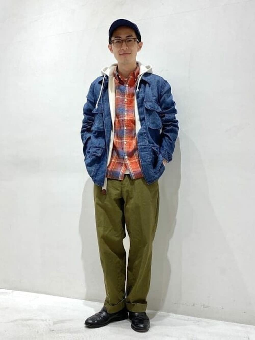 「ミリタリー、REMI RELIEF、別注、BEAMS、ビームス、アイビー、beams plus、ビームスプラス、loopwheeler、LOOPWHEELER別注」｜「REMI RELIEFのREMI RELIEF × BEAMS PLUS / 別注 ミリタリー シャツジャケット コットンリネン（デニムジャケット、ブルー系）」を使った、BEAMS PLUSさん（メンズ・170cm）の春コーディネートの1枚目の写真
