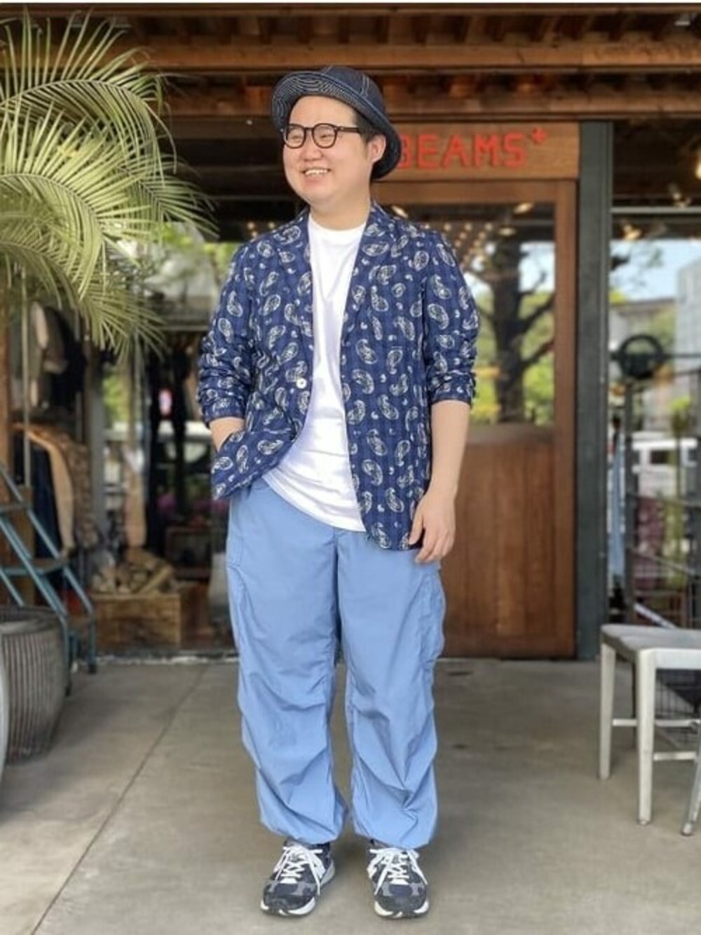 ホワイト系のTシャツ/カットソー、ブルー系のテーラードジャケット、ブルー系のハットを着用したメンズの春コーディネートの1枚目の写真