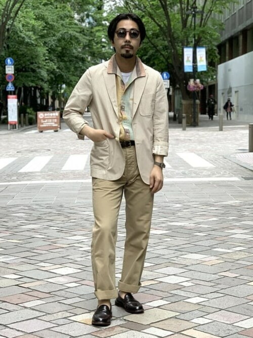 ベージュ系のテーラードジャケット、ホワイト系のTシャツ/カットソー、ブラウン系のシャツ/ブラウスを着用したメンズの春コーディネートの1枚目の写真