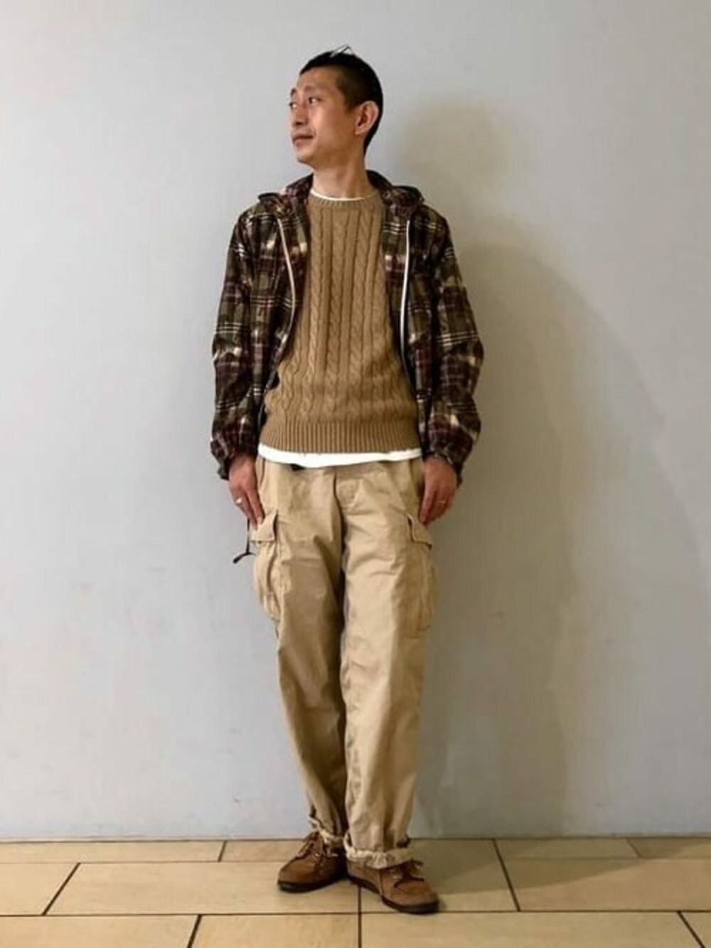 「ミリタリー、BEAMS、ケーブルニット、大人カジュアル、ビームス、ジップパーカー、beams plus、ミリタリーパンツ、ビームスプラス」｜「BEAMS PLUSのBEAMS PLUS / 5ゲージ コットン ヘンプ ケーブル クルーニット（ニット/セーター、グリーン系）」を使った、BEAMS PLUSさん（メンズ・175cm）の春コーディネートの1枚目の写真