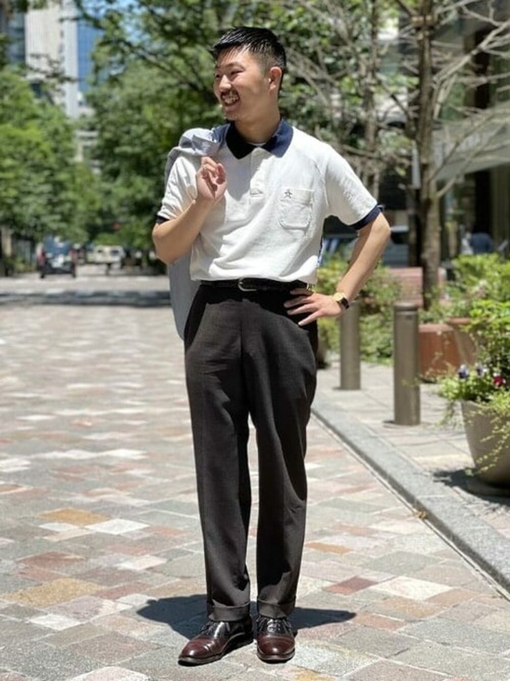 ホワイト系のポロシャツ、ベージュ系のテーラードジャケット、ブラック系のベルトを着用したメンズの夏コーディネートの1枚目の写真