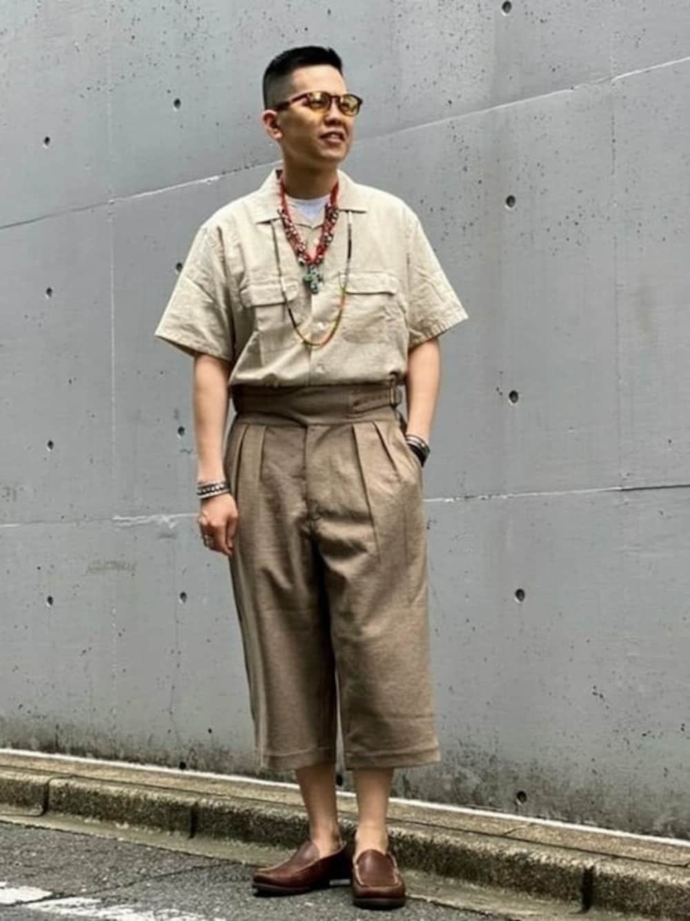 ベージュ系のシャツ/ブラウス、ブラウン系のその他パンツを着用したメンズの夏コーディネートの1枚目の写真