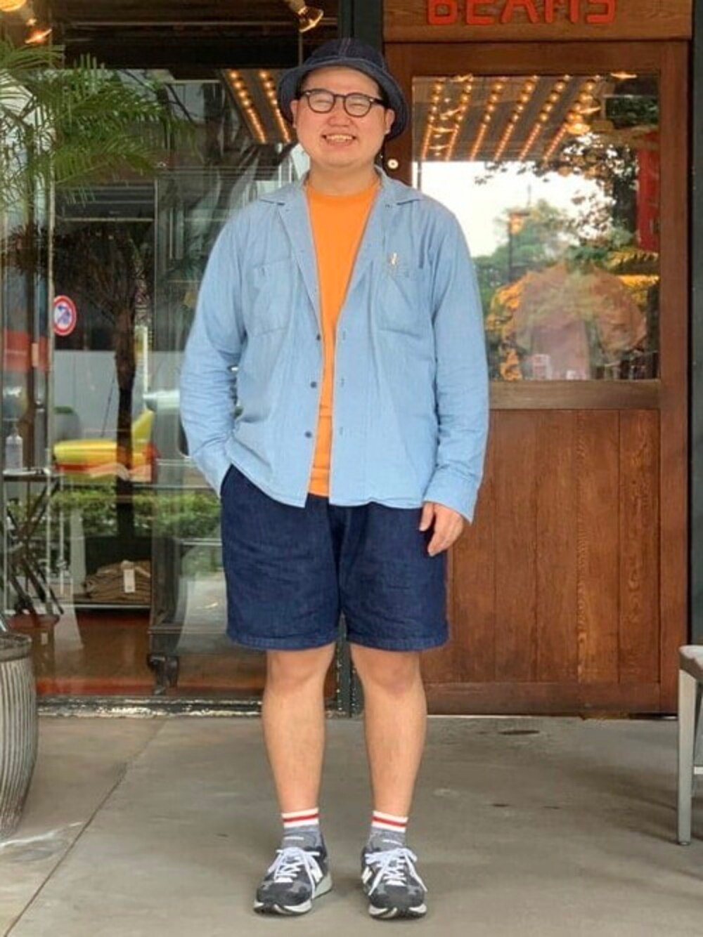 オレンジ系のTシャツ/カットソーを着用したメンズの夏コーディネートの1枚目の写真
