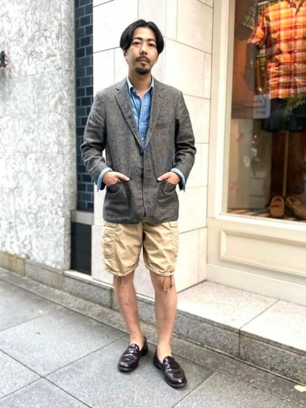 ブルー系のシャツ/ブラウス、ベージュ系のその他パンツ、ブルー系のソックス/靴下を着用したメンズの夏コーディネートの1枚目の写真