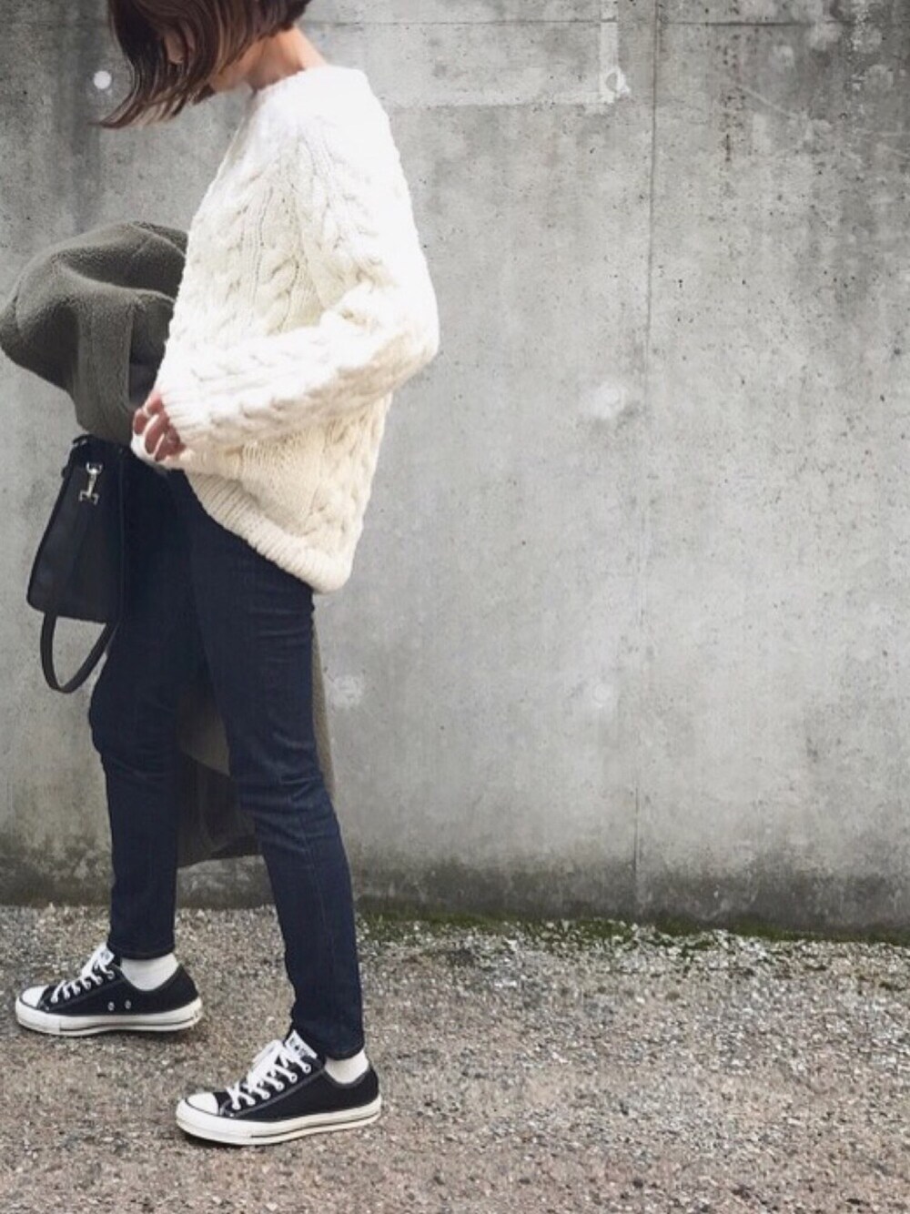 ホワイト系のニット/セーター、グリーン系のその他アウター、ブルー系のデニムパンツを着用したレディースの冬コーディネートの1枚目の写真