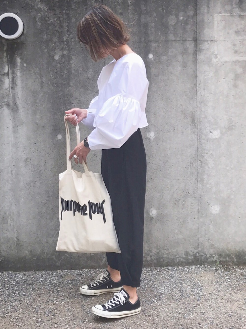 「ボリューム袖、クロップドパンツ、トートバッグ、カジュアル、休日スタイル、シンプル、プチプラコーデ、モノトーン」｜「ZARAのアイテム（シャツ/ブラウス、ホワイト系）」を使った、あさひさん（レディース・161cm）の春コーディネートの1枚目の写真