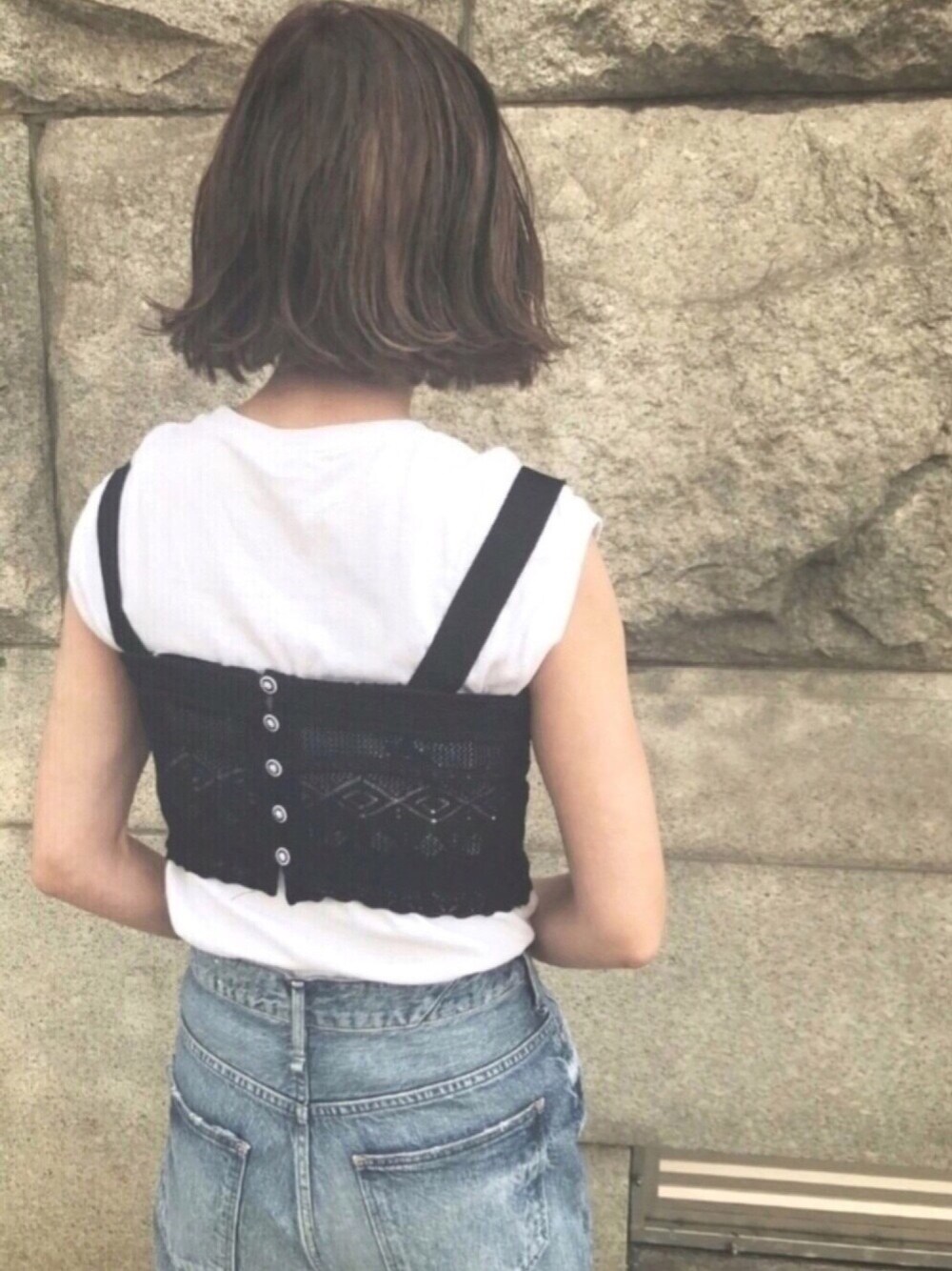 ホワイト系のTシャツ/カットソー、ブラック系のニット/セーター、ブルー系のデニムパンツを着用したレディースの夏コーディネートの1枚目の写真