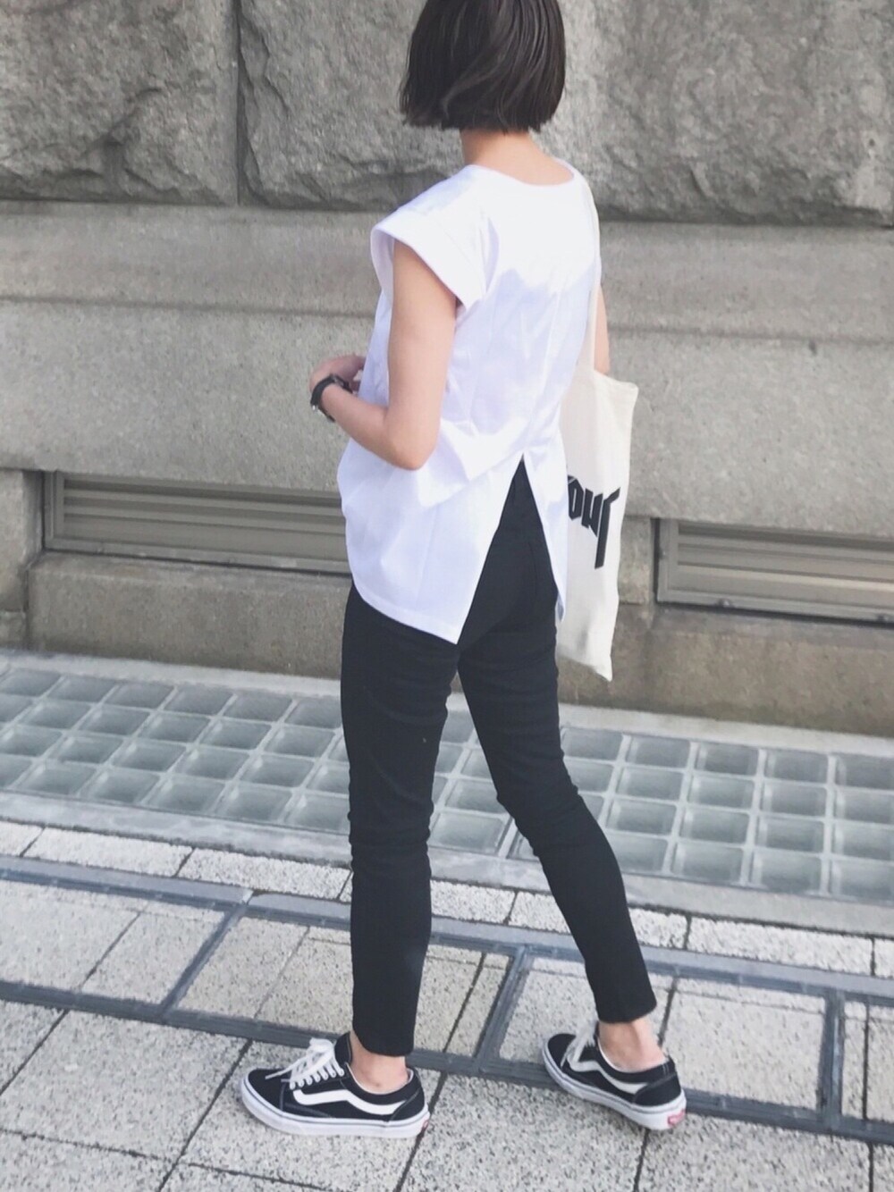 ホワイト系のTシャツ/カットソー、ブラウン系のトートバッグ、ブラック系のデニムパンツを着用したレディースの夏コーディネートの1枚目の写真