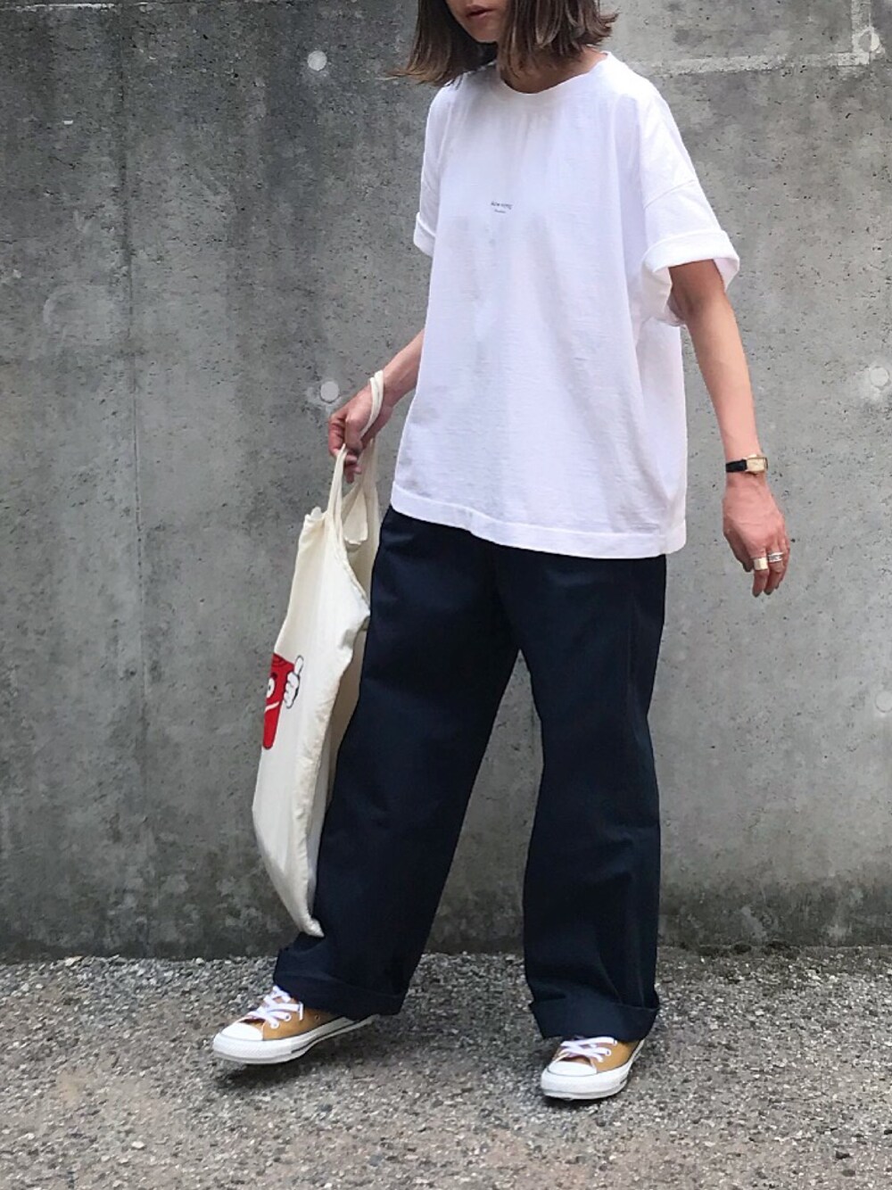 「オーバーサイズ、リメイク、メンズライク、vintage、シンプルコーデ、リラックススタイル、休日スタイル、ワイドパンツ」｜「Acne Studiosのアイテム（Tシャツ/カットソー、ホワイト系）」を使った、あさひさん（レディース・161cm）の夏コーディネートの1枚目の写真