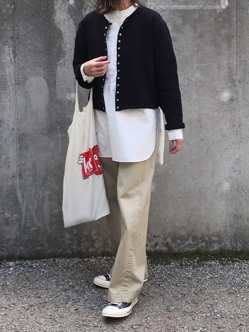 「カーディガン、ロングシャツ、オトナカジュアル、トートバッグ、古着MIX、vintage、チノパン、レイヤードスタイル」｜「agnes b.のM001 CARDIGAN カーディガンプレッション（カーディガン/ボレロ、ブラック系）」を使った、あさひさん（レディース・161cm）の春コーディネートの1枚目の写真