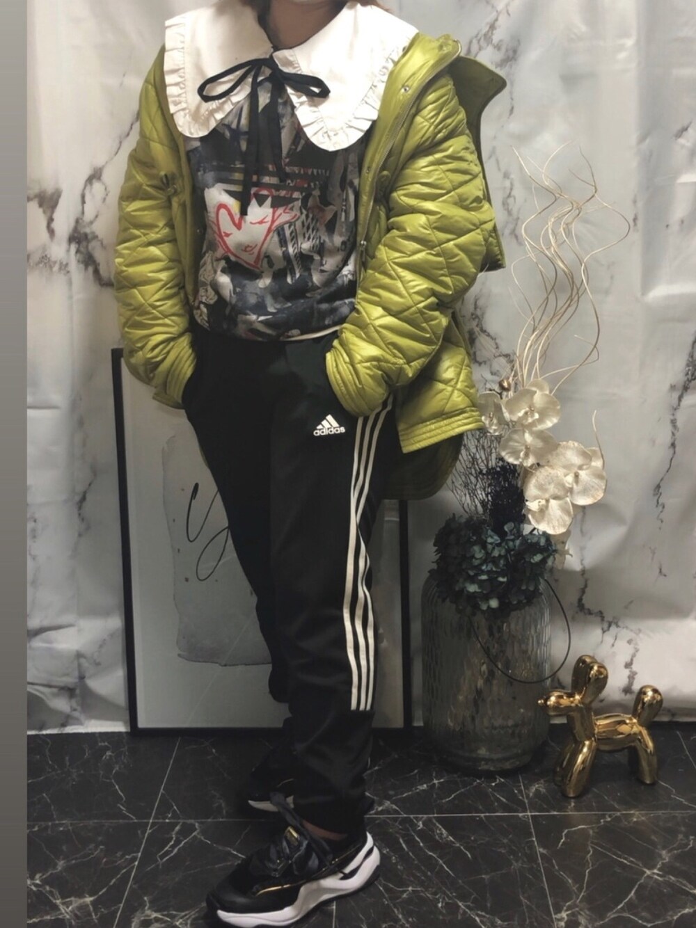 「大人ガーリー、スポーツmix、襟付きトップス、セットアップスタイル、ガーリーカジュアル、adidas、低身長コーデ、オトナガーリー、ラクチンコーデ、ビッグカラー」｜「adidasのアイテム（パンツ、ブラック系）」を使った、sougomama03さん（レディース・153cm）の春コーディネートの1枚目の写真