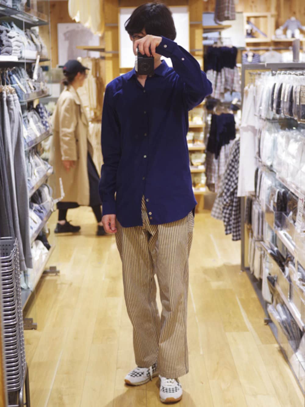 「johnbull、Onitsuka Tiger、OLIVER PEOPLES、KATHARINE HAMNETT LONDON(KATHARINE HAMNETT LONDON)」｜「KATHARINE HAMNETT LONDON のアイテム（シャツ/ブラウス、ブルー系）」を使った、akarusaさん（メンズ・177cm）の春コーディネートの1枚目の写真
