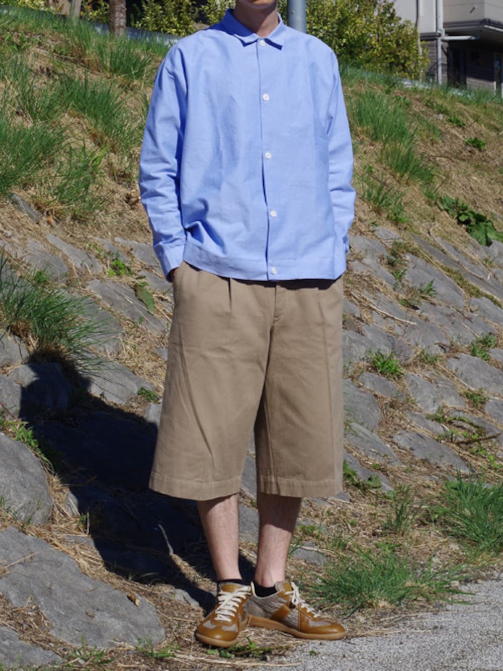 「ワイドパンツ、クロップドパンツ、マルジェラ、CHRISTOPHE LEMAIRE、Martin Margiela、ドロップショルダー、ジャーマントレーナー、MUJI Labo、ワイドクロップドパンツ、LEMAIRE」｜「MUJI Laboのオックスフォードドロップショルダーシャツ（シャツ/ブラウス、ブルー系）」を使った、akarusaさん（メンズ・177cm）の秋コーディネートの1枚目の写真