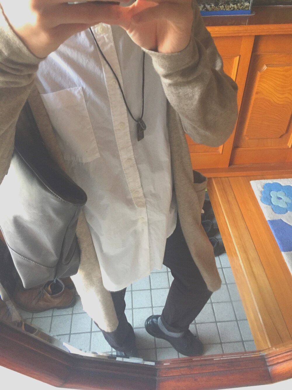 「ロングカーディガン、Yシャツ、スキニー、Dr.Martens、URBAN RESEARCH、GROBAL WORK、GU、ベージュ、白、黒」｜「GLOBAL WORKの【ストレッチで着やすい】オックスフォードシャツ長袖/734075（シャツ/ブラウス、ホワイト系）」を使った、TsuBaSaさん（メンズ・172cm）の春コーディネートの1枚目の写真