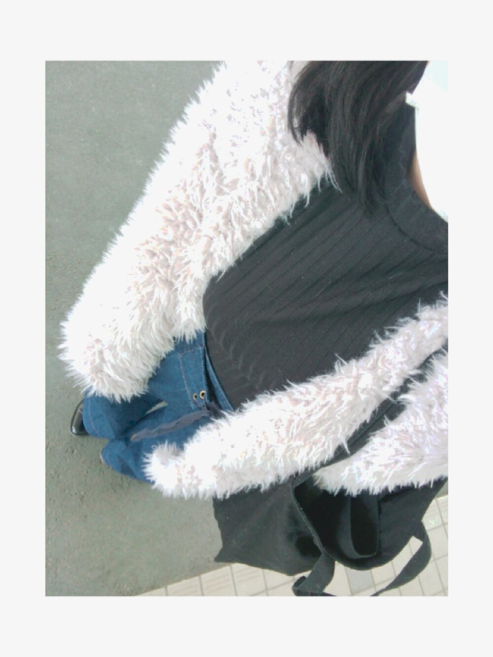 「シンプルコーデ、オトナカジュアル、ファーコート、モコモコアウター、wcloset、GROBAL WORK、ワイドデニム、ママコーデ、ママファッション」｜「w closetのメローハイネックプルオーバー（Tシャツ/カットソー、ブラック系）」を使った、かなやんさん（レディース・152cm）の冬コーディネートの1枚目の写真