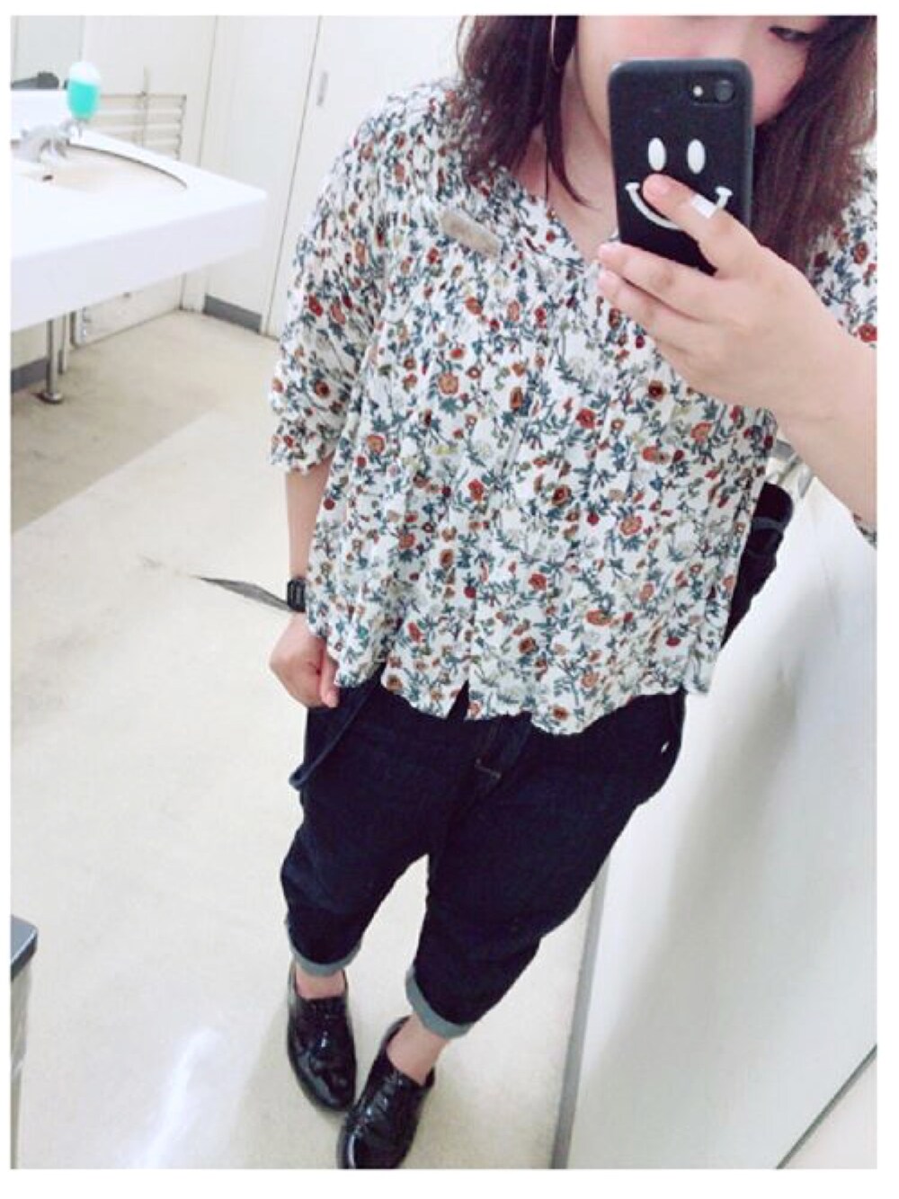 「花柄、花柄シャツ、デニム、ママコーデ、カジュアル、夏コーデ」｜「tiptopのアイテム（シャツ/ブラウス、ホワイト系）」を使った、かなやんさん（レディース・152cm）の夏コーディネートの1枚目の写真