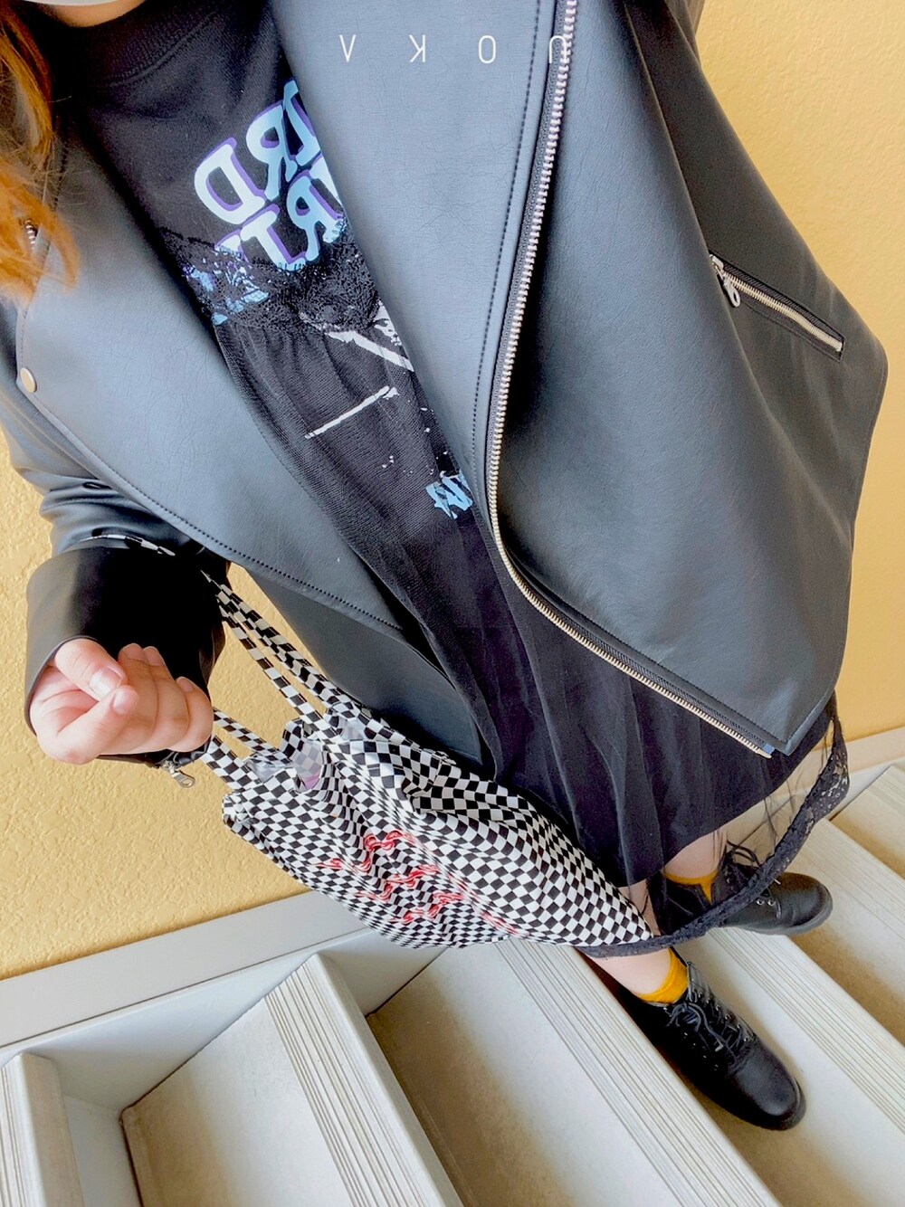 「トートバッグ、ootd、カジュアル、153cm、ママファッション、ママコーデ、ライダース、jouetie、差し色、マスタード」｜「jouetieのレースレイヤードロックワンピース（ワンピース、ブラック系）」を使った、かなやんさん（レディース・153cm）の春コーディネートの1枚目の写真