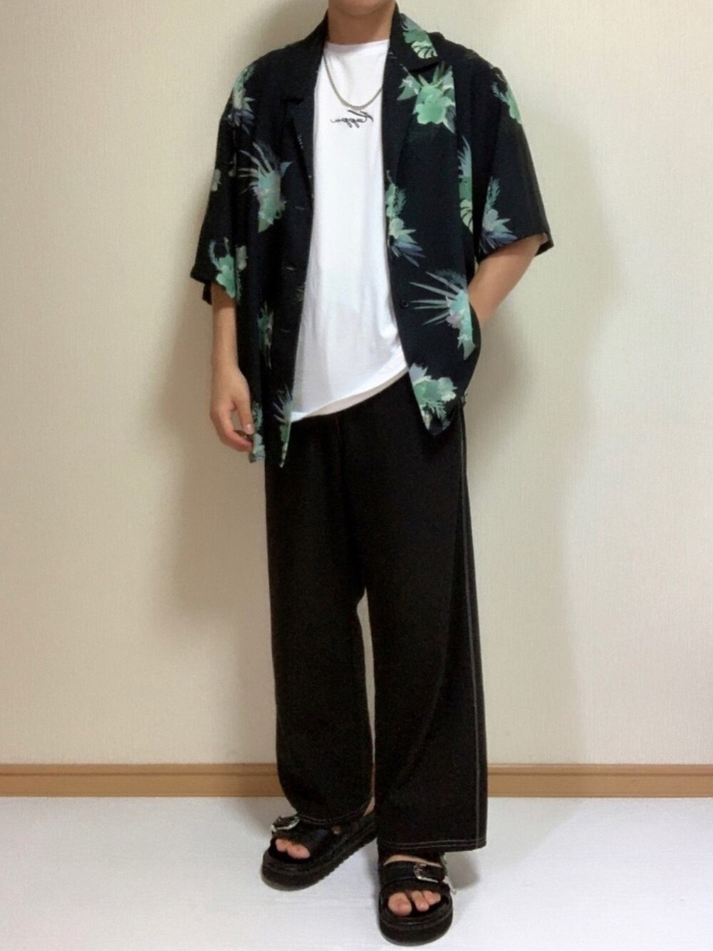「夏コーデ、柄シャツ、HARE、KAPPA、白Tシャツ、モノトーン、サンダル、ロゴT、大人コーデ、大学生」｜「KappaのKappa/カッパ 別注 刺繍ロゴ ビッグシルエット半袖Tシャツ（Tシャツ/カットソー、ホワイト系）」を使った、nanasi_yuugaさん（メンズ・170cm）の夏コーディネートの1枚目の写真