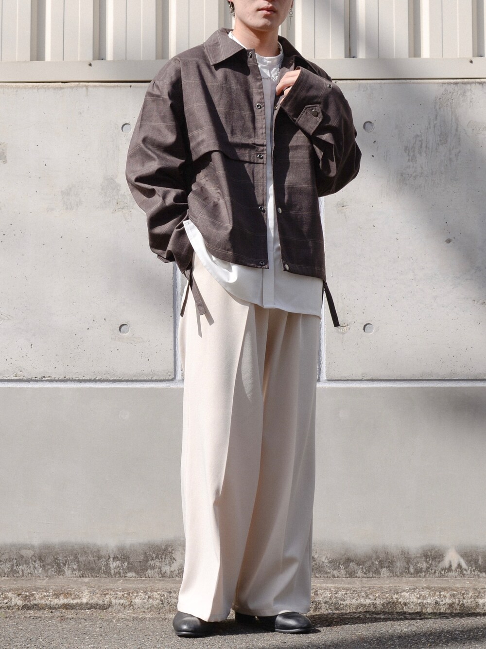 「EMMA  CLOTHES、ゆるコーデ、白パンツ、春コーデ、春ジャケット、ジャケット、CPOジャケット、ビックシルエット、フレアパンツ」｜「HAREのワイドフレアパンツ(HARE)（スラックス、ベージュ系）」を使った、nanasi_yuugaさん（メンズ・169cm）の春コーディネートの1枚目の写真